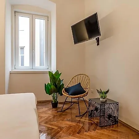 Pregiata Con Bagno Privato - Blu Di Persia 2*