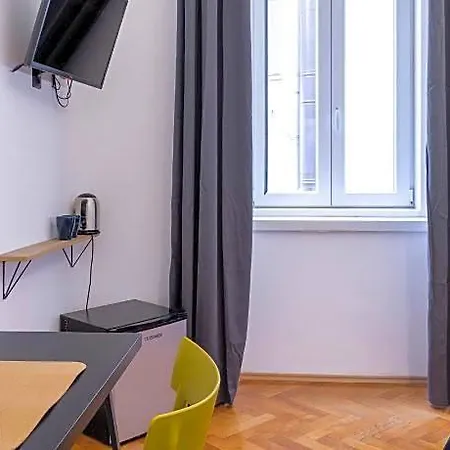 Pregiata Con Bagno Privato - Blu Di Persia Trieste